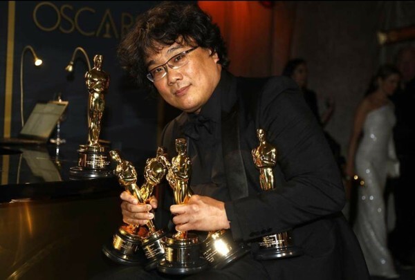 봉준호 감독이 9일(현지시각) 시상식이 끝난 후 로스앤젤레스에서 열린 '거버너스 볼' 축하연에 참석해 오스카 트로피들을 들고 포즈를 취하고 있다. [사진=봉준호 감독 SNS]