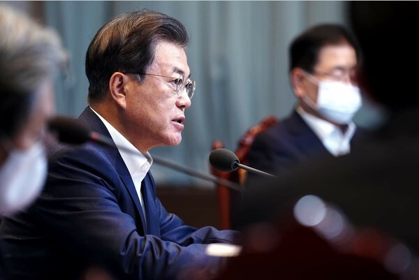 ​문재인 대통령이 4일 청와대 여민관에서 열린 수석·보좌관 회의에 참석해 발언하고 있다.[사진=문재인 SNS]​