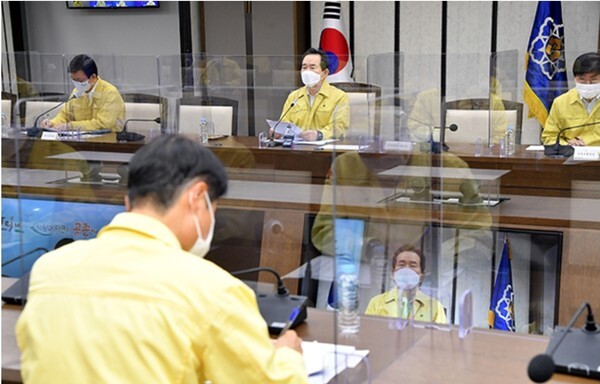 정세균 국무총리가 21일 정부세종청사에서 열린 코로나19 중대본 회의에서 발언하고 있다. [사진=국무조정실]