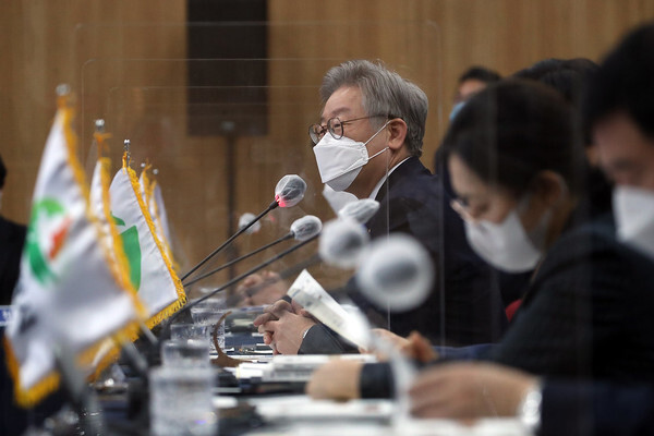 이재명 경기도지사가 23일 경기창조경제혁신센터에서 열린 '2020 하반기 도-시군 정책협력위원회'에서 발언하고 있다. [사진=경기도]