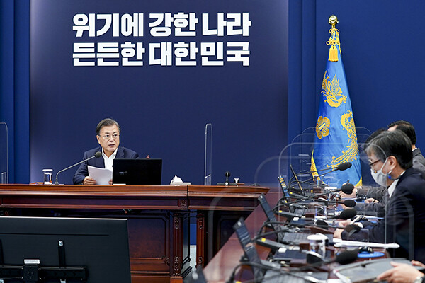 문재인 대통령이 26일 청와대 여민관에서 수석·보좌관 회의를 주재하고 있다. [사진=청와대]