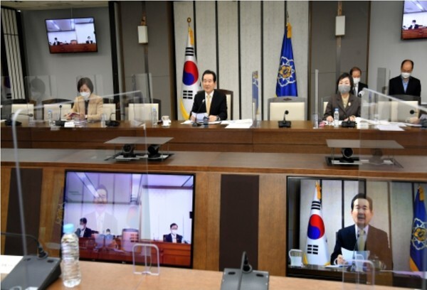 정세균 국무총리가 27일 세종시 정부세종청사에서 열린 국무회의를 주재하고 있다. [사진=국무조정실]