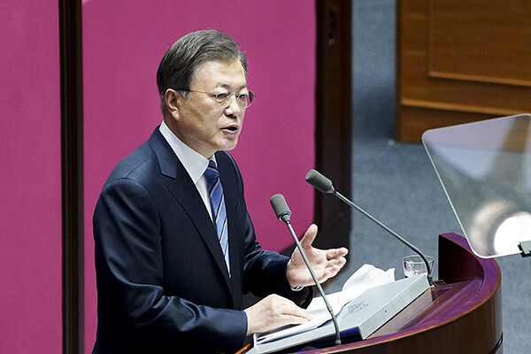 문재인 대통령이 28일 오전 국회 본회의장에서 2021년도 예산안 시정연설을 하고 있다. [사진=청와대]