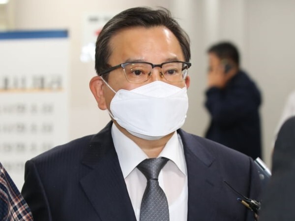 김학의 전 법무부 차관이 28일 서울 서초구 서울고등법원에서 열린 항소심 선고 공판에 출석하고 있다. [사진=연합뉴스]