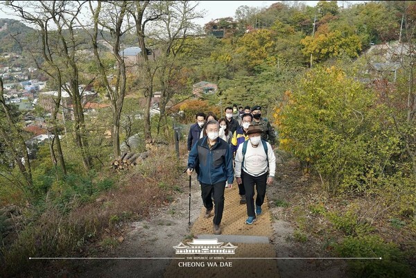 문재인 대통령이 31일 52년 만에 개방을 앞둔 청와대 뒷편 북악산 북측 탐방로를 걷고 있다. [사진=청와대]