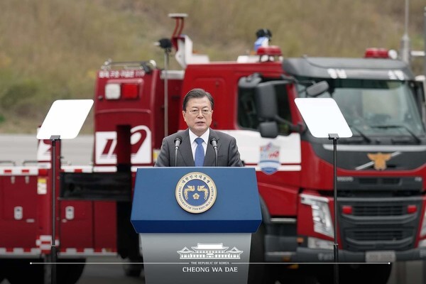 문재인 대통령이 6일 충남 공주시 중앙소방학교 화재진압훈련장에서 열린 제58주년 '소방의 날' 기념식에 참석해 기념사를 하고 있다. [사진=청와대]