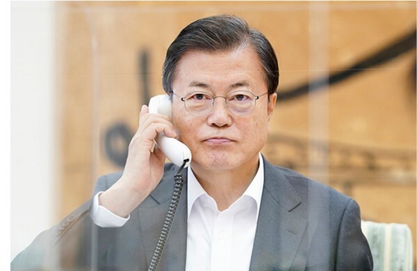 문재인 대통령이 12일 오전 청와대 관저 접견실에서 조 바이든 미국 대통령 당선인과 전화 통화를 하고 있다.[ [사진=청와대]
