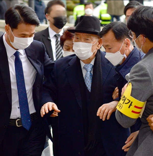사자명예훼손 혐의로 기소된 전두환씨가 30일 광주 동구 지산동 광주지방법원에 출석하고 있다. [사진=연합뉴스]