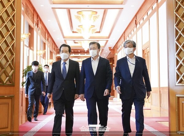 지난 27일 문재인 대통령이 정세균 국무총리, 노영민 비서실장과 함께 청와대에서 열린 2050 탄소중립 범부처 전략회의에 참석하고 있다. [사진=청와대]
