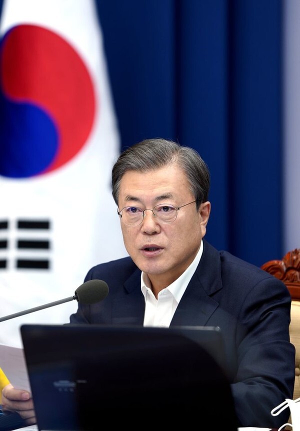 문재인 대통령이 30일 청와대에서 열린 수석·보좌관 회의에서 모두발언을 하고 있다. [사진=청와대]