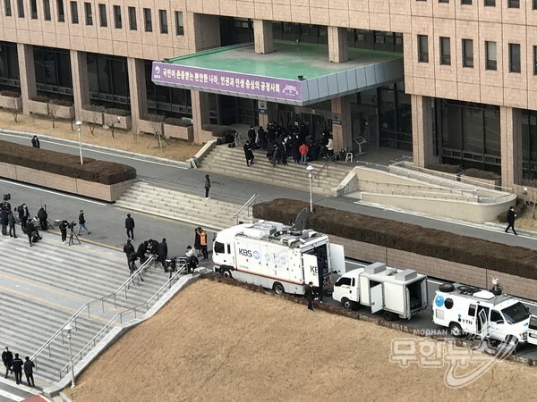 윤석열 검찰총장에 대한 법무부 검사징계위원회가 열리는 10일 오전 과천 법무부 청사 앞이 취재진으로 분주하다.