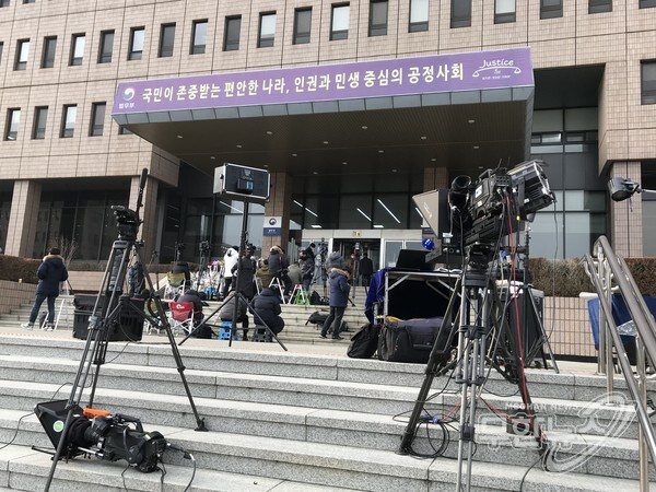 윤석열 검찰총장 징계위원회가 열리는 10일 과천 법무부 청사 앞에서 취재진이 대기하고 있다.
