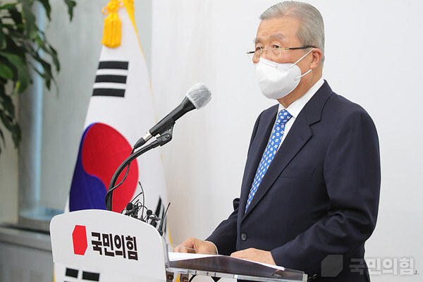 김종인 국민의힘 비상대책위원장이 15일 오전 서울 여의도 국회에서 전직 대통령 구속 관련 대국민 사과를 하고 있다. [사진=국민의힘]