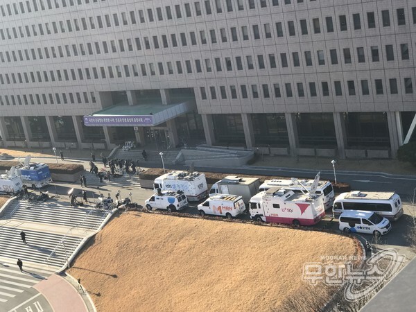윤석열 검찰총장에 대한 검사징계위원회 2차 심의가 열린 15일 정부과천청사 법무부 건물 앞에 취재진과 취재차량이 대기하고 있다.