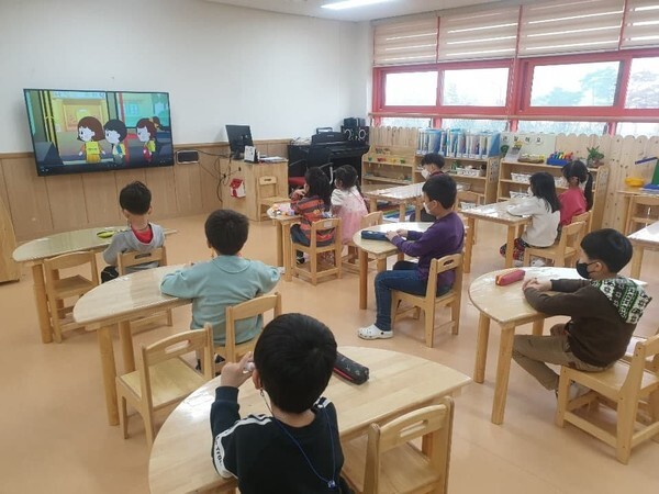 학생들이 나침반 5분 안전교육 프로그램을 하고 있다. [사진=경기도교육청] 