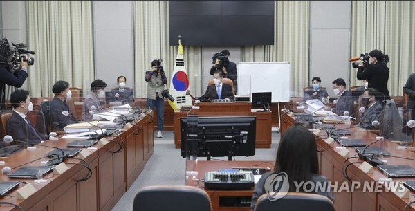 고위공직자범죄수사처장 후보추천위원회는 28일 국회 특별위원회 회의실에서 제6차 회의를 개최하고 있다. [사진=연합뉴스]