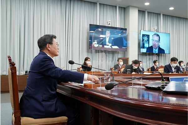 문재인 대통령이 지난 28일 청와대 여민관 영상회의실에서 스테판 반셀 모더나 최고경영자와 화상 통화를 하고 있다. [사진=청와대]
