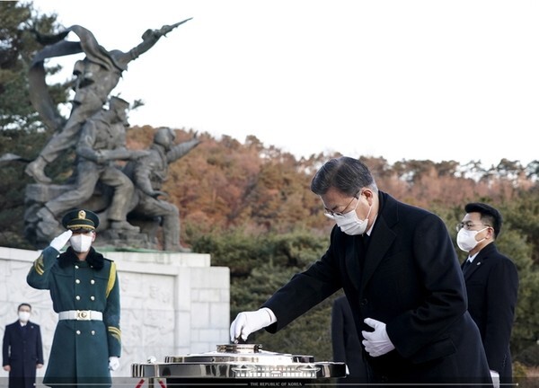 문재인 대통령이 2일 오전 동작구 국립서울현충원을 찾아 현충탑에서 분향하고 있다. [사진=청와대]