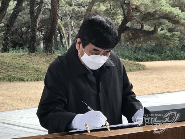 한상혁 방송통신위원장이 4일 서울 동작구 국립서울현충원을 방문해 참배한 뒤 방명록을 작성하고 있다.