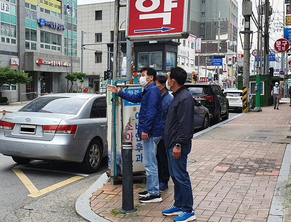 더불어민주당 김민기 국회의원이 지난해 9월 30일 진용복, 남종섭 경기도의원과 신갈오거리일대에서 전선지중화사업 구간을 확인하고 있다. [사진=김민기 의원실]