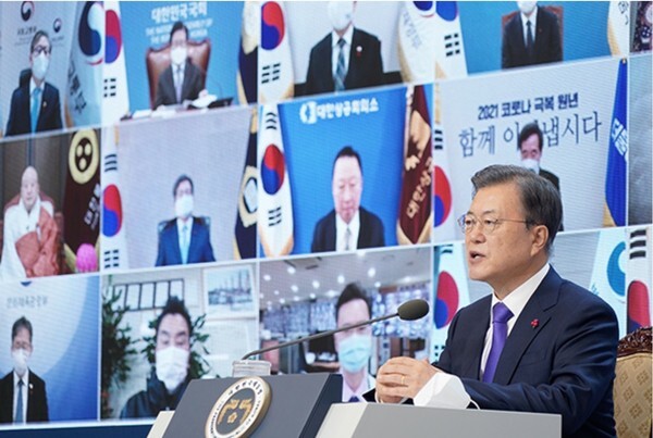 문재인 대통령이 7일 오전 청와대 본관에서 화상으로 열린 '2021년 신년인사회'에서 인사말을 하고 있다. [사진=청와대]
