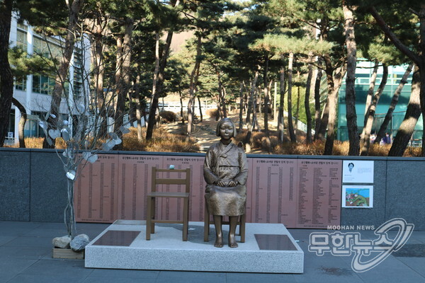 용인시 처인구 용인시청 광장에 설치된 '평화의 소녀상'