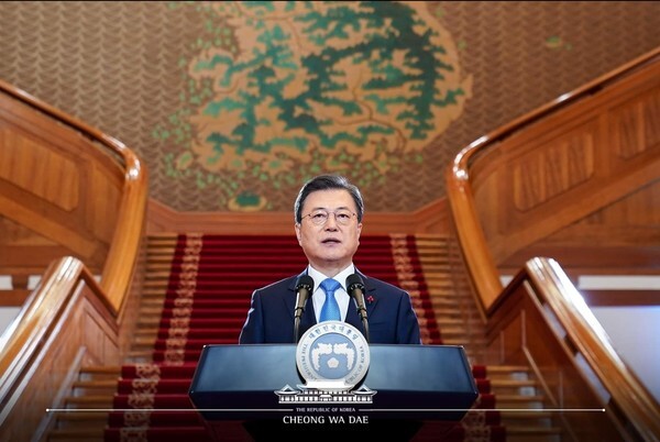 문재인 대통령이 11일 청와대 본관 1층 로비에서 신년사를 발표하고 있다. [사진=청와대]