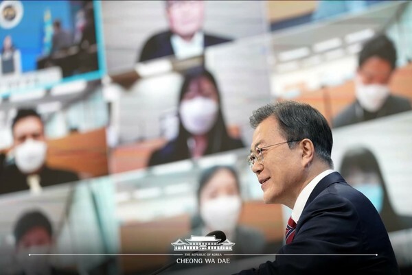문재인 대통령이 18일 청와대 춘추관에서 신년기자회견을 하고 있다. [사진=청와대 SNS]