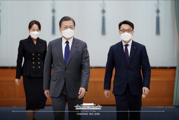 문재인 대통령이 21일 청와대에서 김진욱 초대 고위공직자범죄수사처장에게 임명장을 수여하고 함께 환담장으로 이동하고 있다. [사진=청와대]