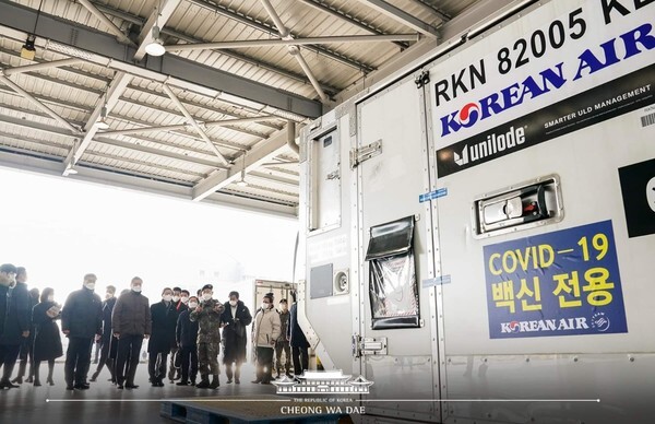 문재인 대통령이 3일 인천국제공항 대한항공 제2화물터미널에서 열린 코로나19 백신 수송 모의훈련에 참관하고 있다. [사진=청와대]