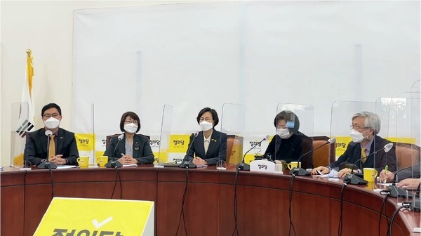 정의당 강은미 원내대표가 3일 국회에서 열린 비상대책회의에서 발언하고 있다. [사진=정의당 공식 SNS]