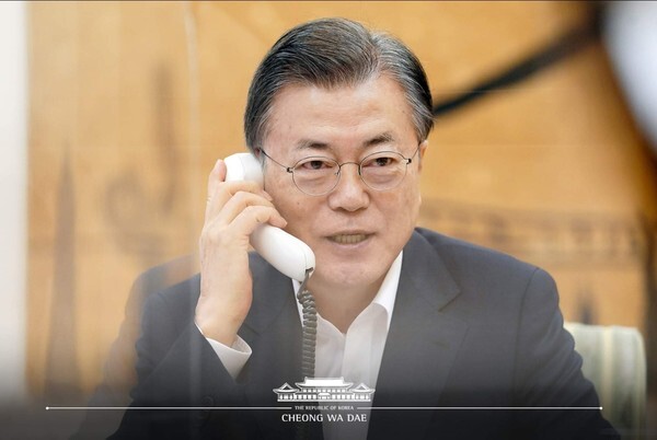 문재인 대통령이 4일 청와대에서 조 바이든 미국 대통령과 통화하고 있다. [사진=청와대]