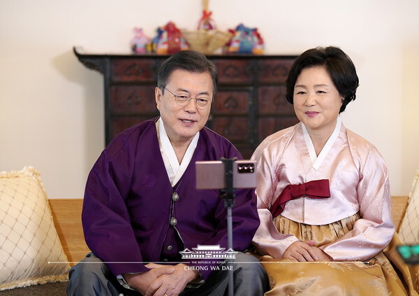 문재인 대통령과 김정숙 여사가 청와대 상춘재에서 설명절을 맞아 영상을 통해 새해 인사를 전하고 있다. [사진=청와대]