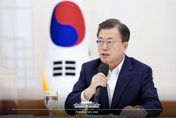 문재인 대통령이 10일 청와대 본관 충무실에서 열린 더불어미주당 원내대표단 초청 간담회에 참석해 발언하고 있다. [사진=청와대]