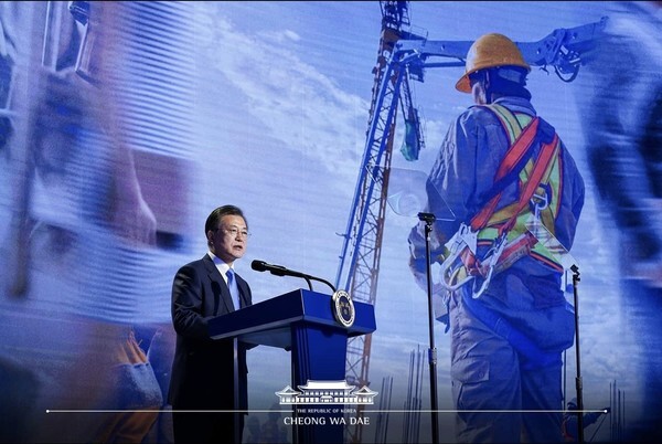 문재인 대통령이 31일 오전 서울 중구 대한상공회의소에서 열린 제48회 상공의 날 기념식에 참석해 기념사를 하고 있다. [사진=청와대]