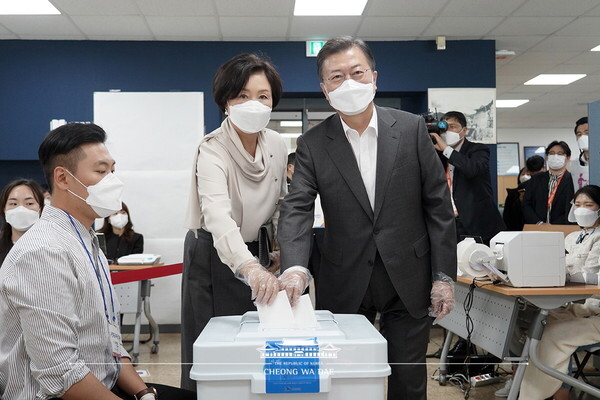 문재인 대통령과 부인 김정숙 여사가 2일 오전 서울 종로구 삼청동 주민센터를 찾아 4.7 서울시장 보궐선거 사전투표를 하고 있다. [사진=청와대]