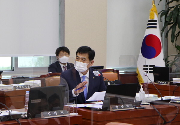 국회 국방위원회 소속 더불어민주당 김민기 의원