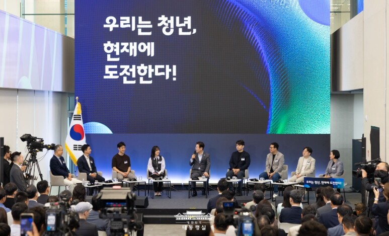 청년 스타트업 만난 이 대통령 &qu...