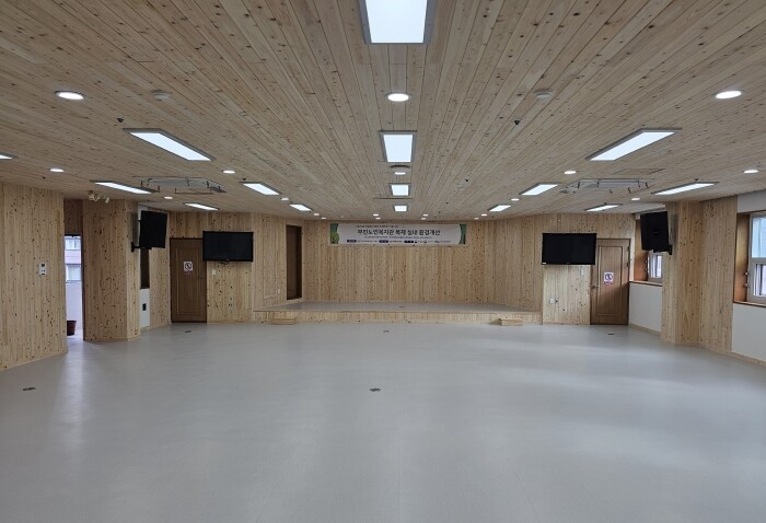 서구 부민노인복지관 대강당 편백나무로...