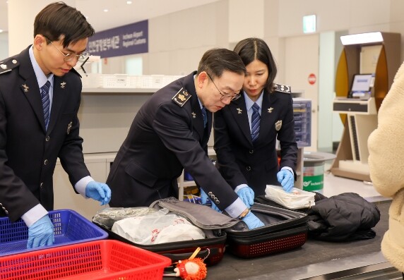 관세청장, 여행자 휴대품 검사업무 직...