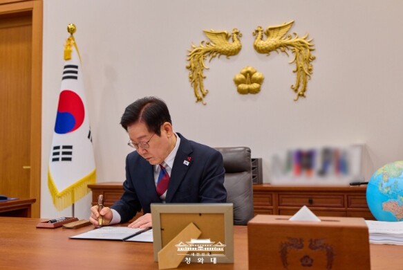 이재명 대통령, 청와대 첫 출근…국가...